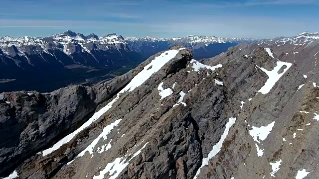 从空中飞过山峰视频素材