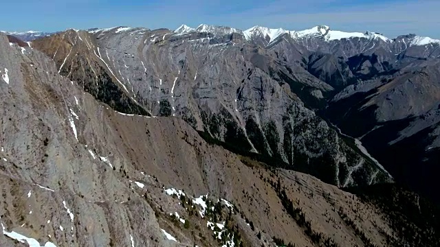 空中行走:徒步者在山顶分组，沿着陡峭的山脊线行走视频素材