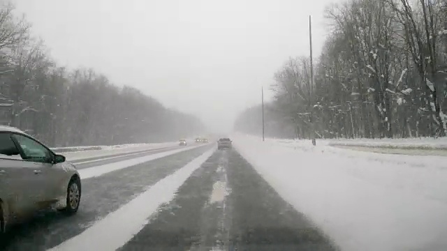 在下雪的乡村道路上驾驶POV。冬季雪山公路驾驶。森林。开车时间流逝视频素材