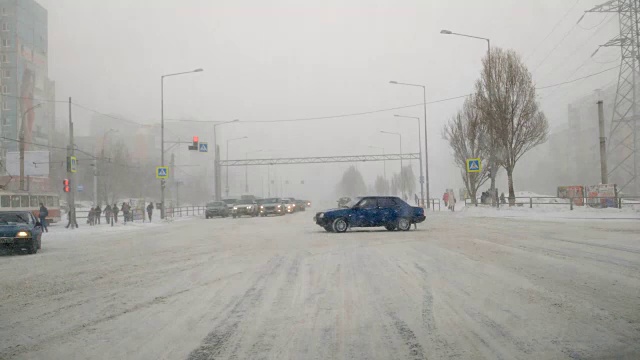 在雪地上驾驶POV。暴风雪驱赶城市街道的速度很快。冬季暴风雪来袭。在积雪和结冰的道路上危险的驾驶条件。视频素材