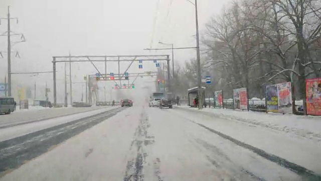 在雪地上驾驶POV。暴风雪驱赶城市街道的速度很快。冬季暴风雪来袭。在积雪和结冰的道路上危险的驾驶条件。视频素材