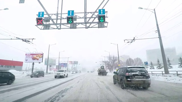 在雪地上驾驶POV。暴风雪驱赶城市街道的速度很快。冬季暴风雪来袭。在积雪和结冰的道路上危险的驾驶条件。视频素材