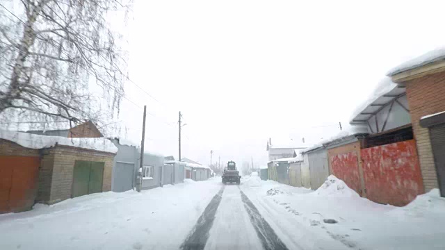 在雪地上驾驶POV。暴风雪驱赶城市街道的速度很快。冬季暴风雪来袭。在积雪和结冰的道路上危险的驾驶条件。视频素材