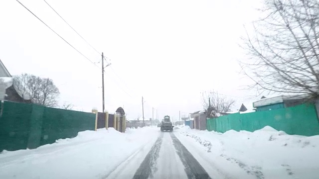 在雪地上驾驶POV。暴风雪驱赶城市街道的速度很快。冬季暴风雪来袭。在积雪和结冰的道路上危险的驾驶条件。视频素材