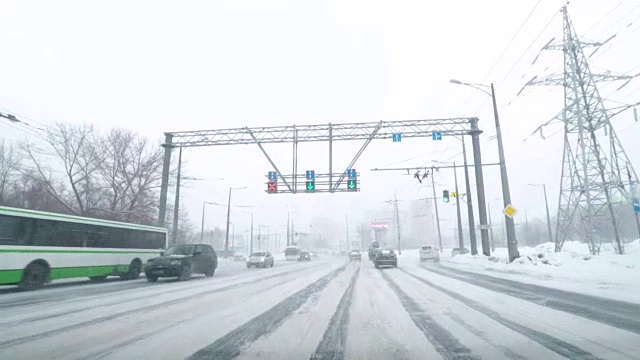 在雪地上驾驶POV。暴风雪驱赶城市街道的速度很快。冬季暴风雪来袭。在积雪和结冰的道路上危险的驾驶条件。视频素材