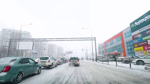 在雪地上驾驶POV。暴风雪驱赶城市街道的速度很快。冬季暴风雪来袭。在积雪和结冰的道路上危险的驾驶条件。视频素材