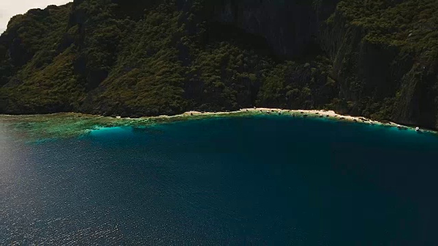 美丽的热带泻湖，鸟瞰图。热带岛屿视频素材