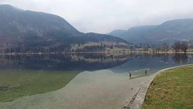 4 k。令人惊叹的博欣湖在大雾天气，全景。朱利安阿尔卑斯山，特里格拉夫国家公园，斯洛文尼亚，欧洲。冬天视频素材