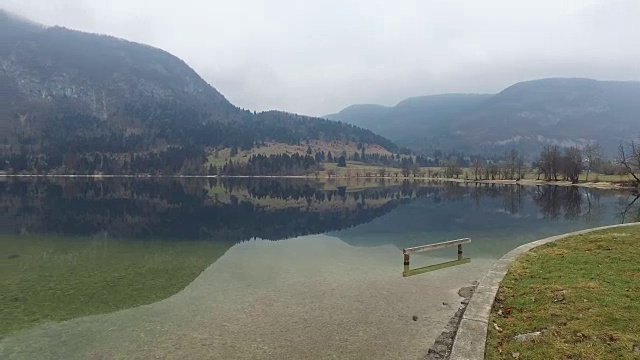 4 k。令人惊叹的博欣湖在大雾天气，全景。朱利安阿尔卑斯山，特里格拉夫国家公园，斯洛文尼亚，欧洲。冬天视频素材