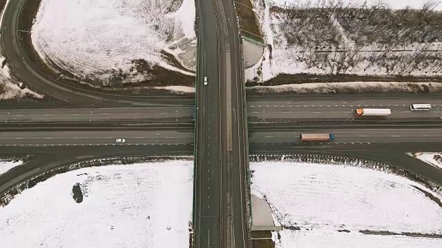 冰雪覆盖的冬季道路上有一辆行驶的汽车。视频素材