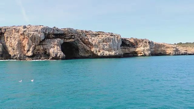 马略卡岛东海岸的红悬崖，洞穴，小海湾和翡翠海视频素材