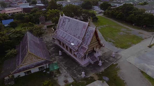 航拍美丽的古泰国风格的粉红色寺庙视频素材