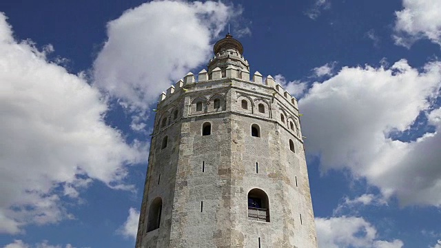 Torre del Oro或金塔(13世纪)，位于西班牙南部安达卢西亚塞维利亚的一座中世纪阿拉伯军事十二角形瞭望塔视频素材