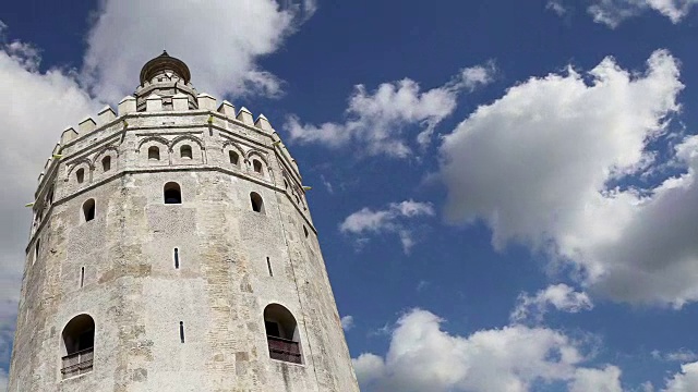 Torre del Oro或金塔(13世纪)，位于西班牙南部安达卢西亚塞维利亚的一座中世纪阿拉伯军事十二角形瞭望塔视频素材