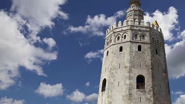 Torre del Oro或金塔(13世纪)，位于西班牙南部安达卢西亚塞维利亚的一座中世纪阿拉伯军事十二角形瞭望塔视频素材