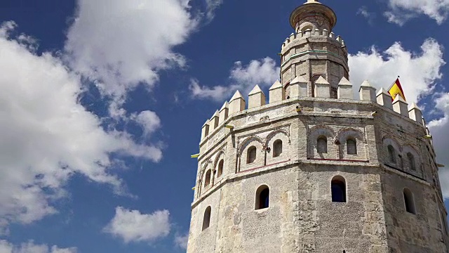 Torre del Oro或金塔(13世纪)，位于西班牙南部安达卢西亚塞维利亚的一座中世纪阿拉伯军事十二角形瞭望塔视频素材