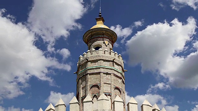 Torre del Oro或金塔(13世纪)，位于西班牙南部安达卢西亚塞维利亚的一座中世纪阿拉伯军事十二角形瞭望塔视频素材