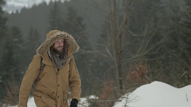 在冬季的暴风雪中徒步旅行视频素材