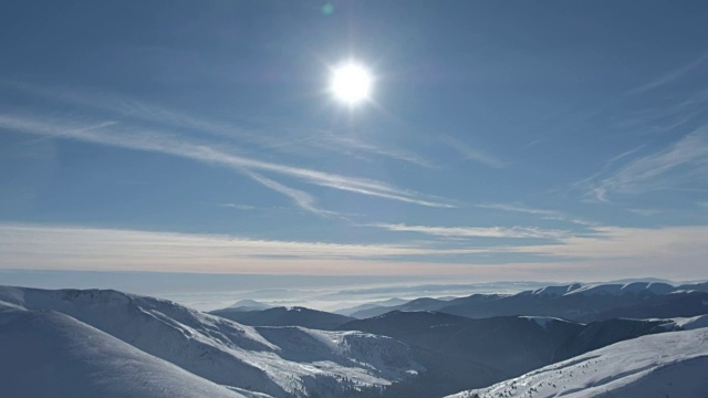 冬季阳光明媚的雪山全景视频素材