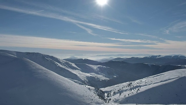 冬季阳光明媚的雪山全景视频素材