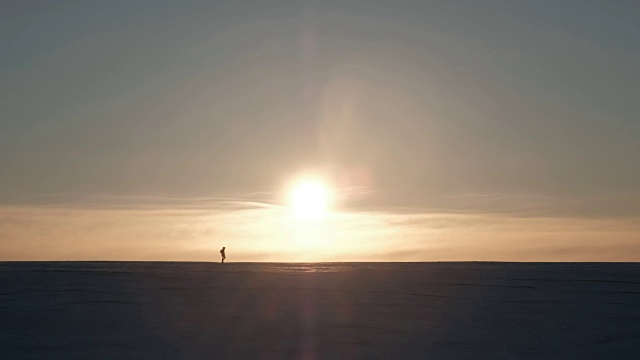 美丽迷人的日落冬山。一个男人在雪天假日进行运动徒步旅行。视频素材