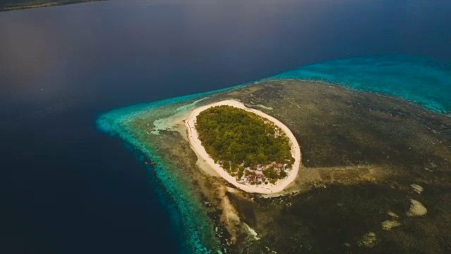 鸟瞰图美丽的海滩热带岛屿。Mantigue岛菲律宾视频素材