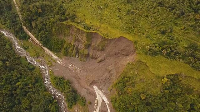 山中公路上的滑坡。Camiguin岛菲律宾视频素材