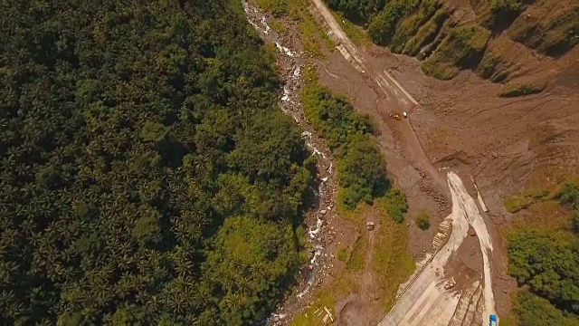 山中公路上的滑坡。Camiguin岛菲律宾视频素材