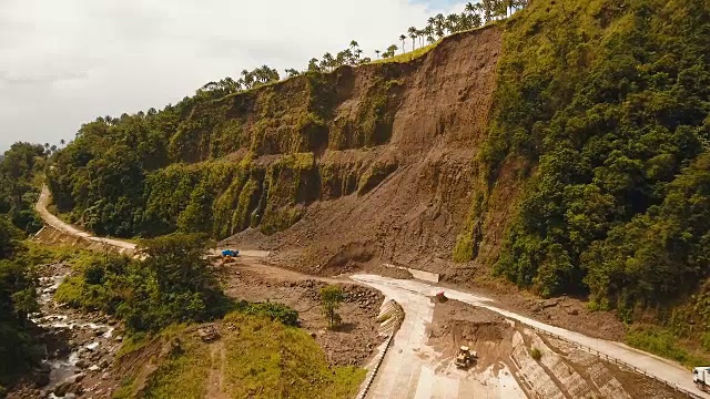 山中公路上的滑坡。Camiguin岛菲律宾视频素材