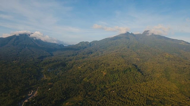 有热带森林的山脉。Camiguin岛菲律宾视频素材