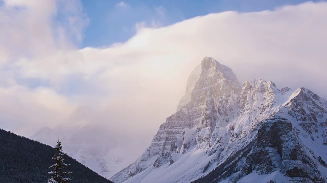 日出时，雪山山顶上的流云视频下载