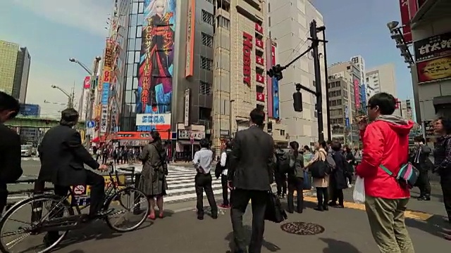 秋叶原中央大街的十字路口人山人海视频素材