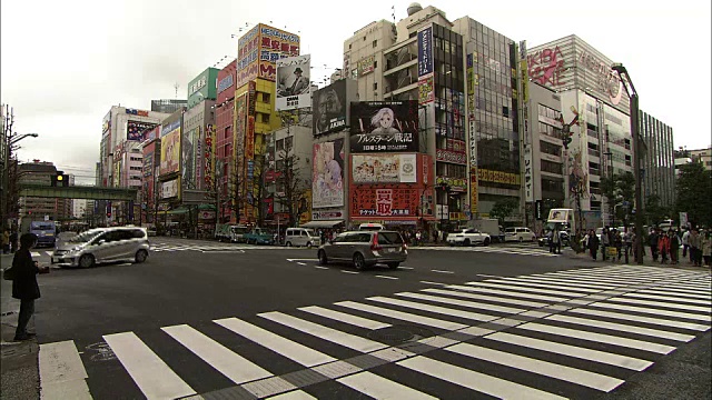 秋叶原中央街十字路口的长镜头视频素材