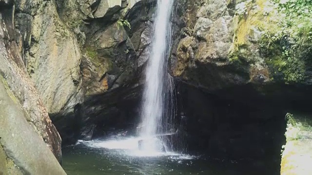 水晶清晰的山瀑布与太阳耀斑股票视频片段视频素材