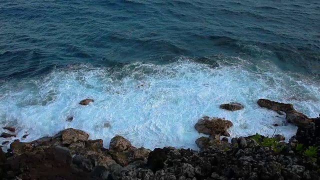 镜头-海浪拍打着海岸线视频素材