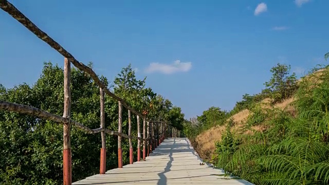 步道木楼梯与云移动视频素材