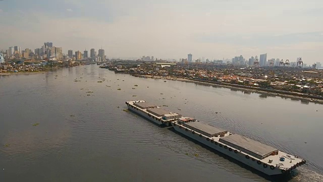 航拍海上拖船和驳船。菲律宾,马尼拉视频素材