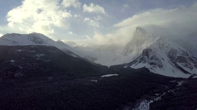 清晨，云雾缭绕的广阔山景视频素材