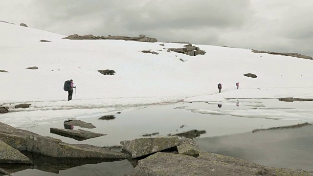 雪山徒步旅行。挪威视频素材