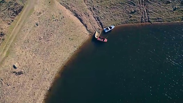 鸟瞰图停泊在岸边的小船视频素材