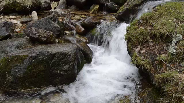 水在山上流淌视频素材