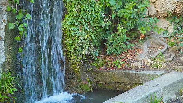 水流入一个小池塘视频素材