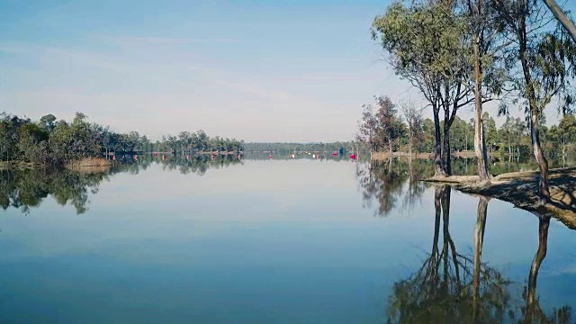 水面上的低空飞行视频素材