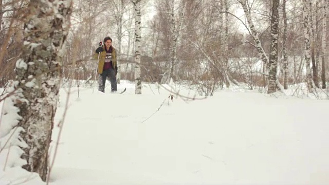 滑雪者在雪地里视频素材