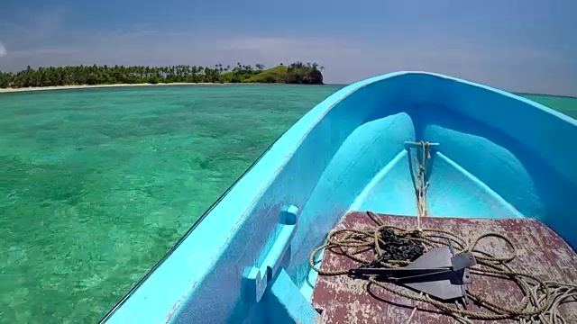 从船上欣赏Yasawa岛的风景视频素材