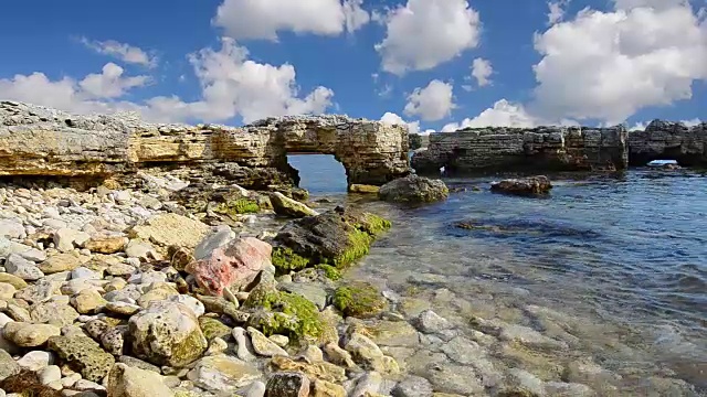 蓝天映衬下的岩石海岸视频素材