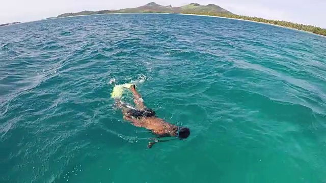 斐济土著男子在斐济潜水视频素材