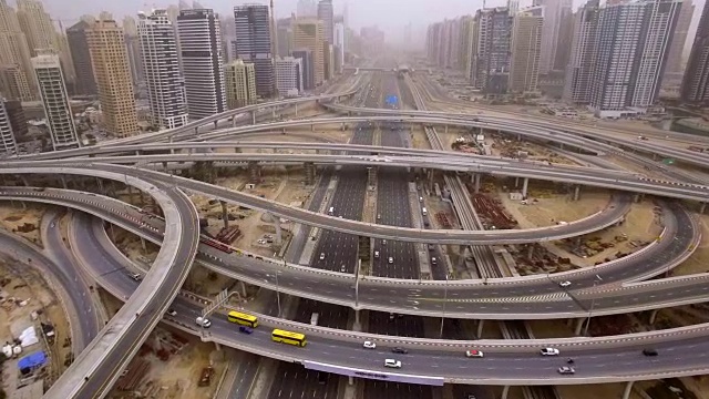 美丽的未来城市景观与道路，汽车，火车，摩天大楼鸟瞰图。迪拜,阿联酋视频素材