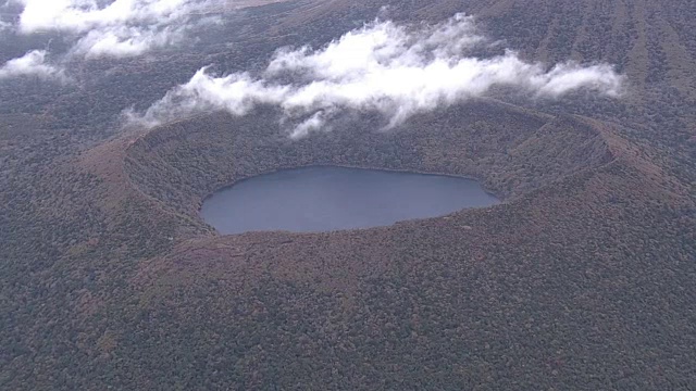 AERIAL, Onami-ike，日本雾岛山火山口湖视频素材