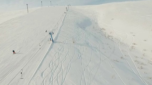 有几个人在雪坡上滑雪。视频素材